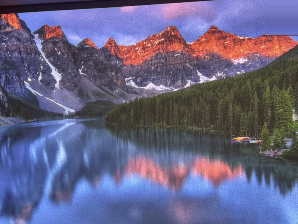 明るい部屋で投影した画面。壁に直接映している