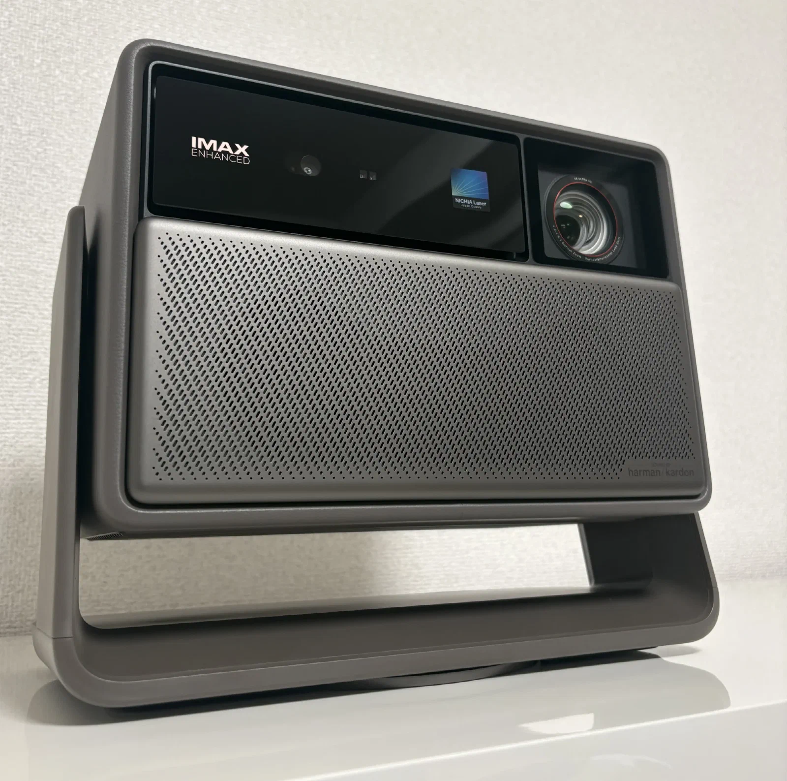 机に置いた XGIMI HORIZON 20 Pro の全体。手前がスピーカー部、右上がレンズ