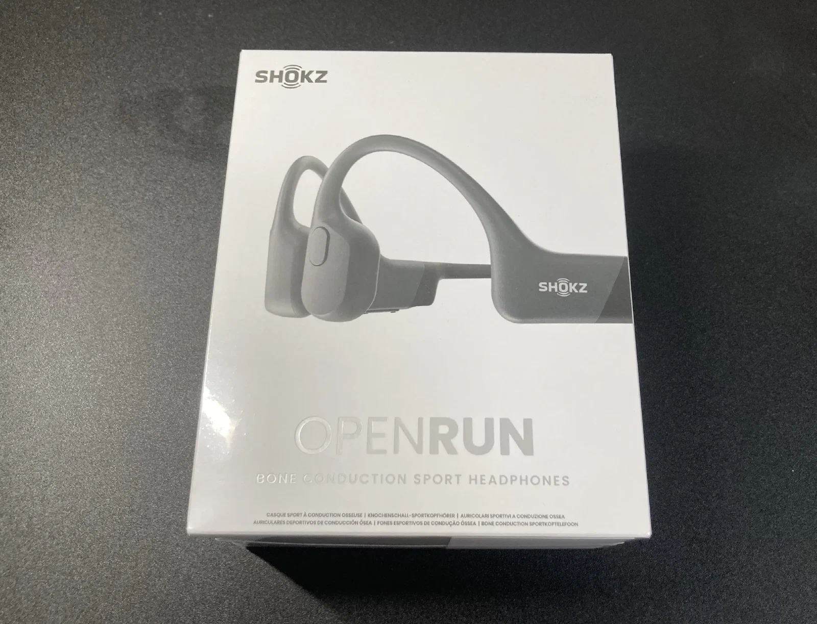 Shokz OpenRun の外箱。白地に本体のイラストと OPENRUN の文字