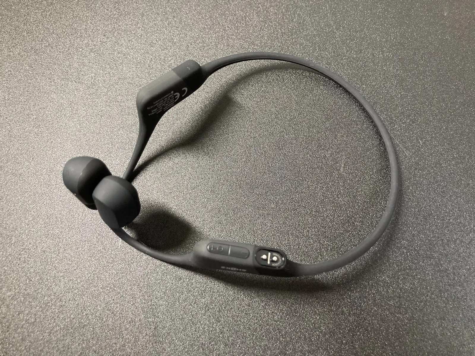 OpenRun 本体を裏から見たところ。音量ボタンと、その隣にマグネット式の充電端子が2つ並んでいる