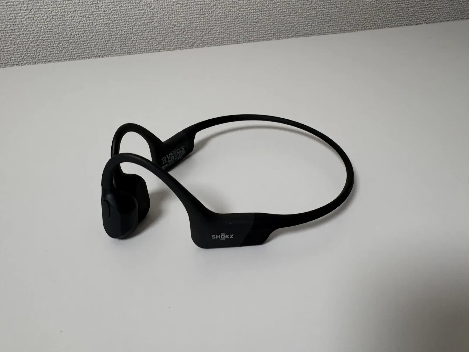 真上から見た OpenRun。ネックバンドが後頭部を回る輪になっていて、この部分が背もたれに当たる