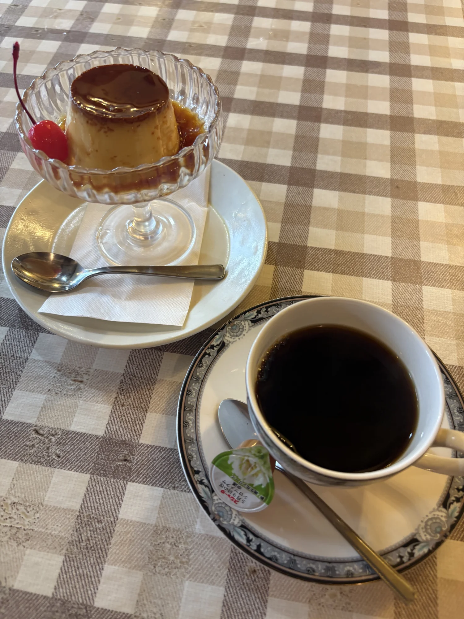 ガラスの器のプリンとさくらんぼ、コーヒー